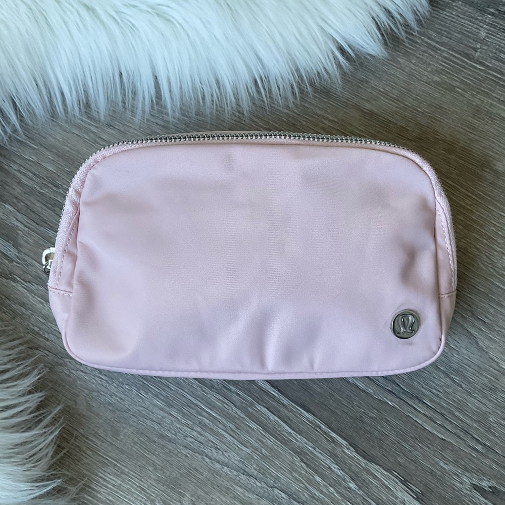 🌸 Lululemon Everywhere Belt Bag 1L Worldmark Pink Mist /Silver/White Opal